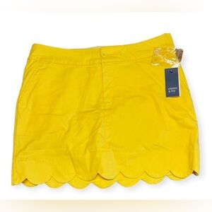 NWT crown & ivy Women's 5 Pocket Scallop Skort